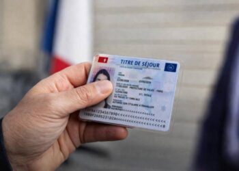 Titres de séjour en France : une “accélération”… ou le rattrapage d’un grand échec ?