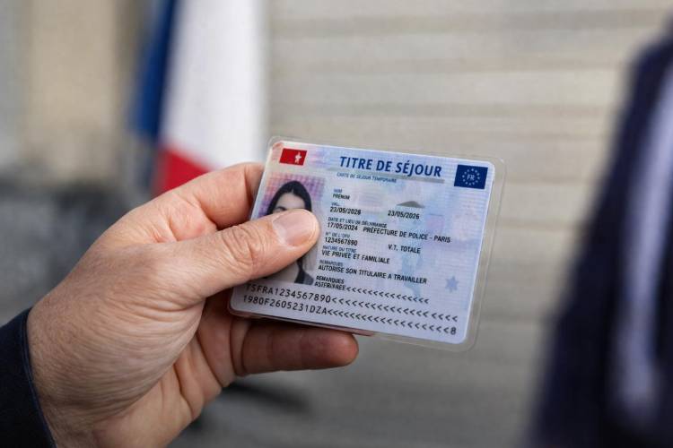 Titres de séjour en France : une “accélération”… ou le rattrapage d’un grand échec ?