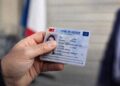 Titres de séjour en France : une “accélération”… ou le rattrapage d’un grand échec ?